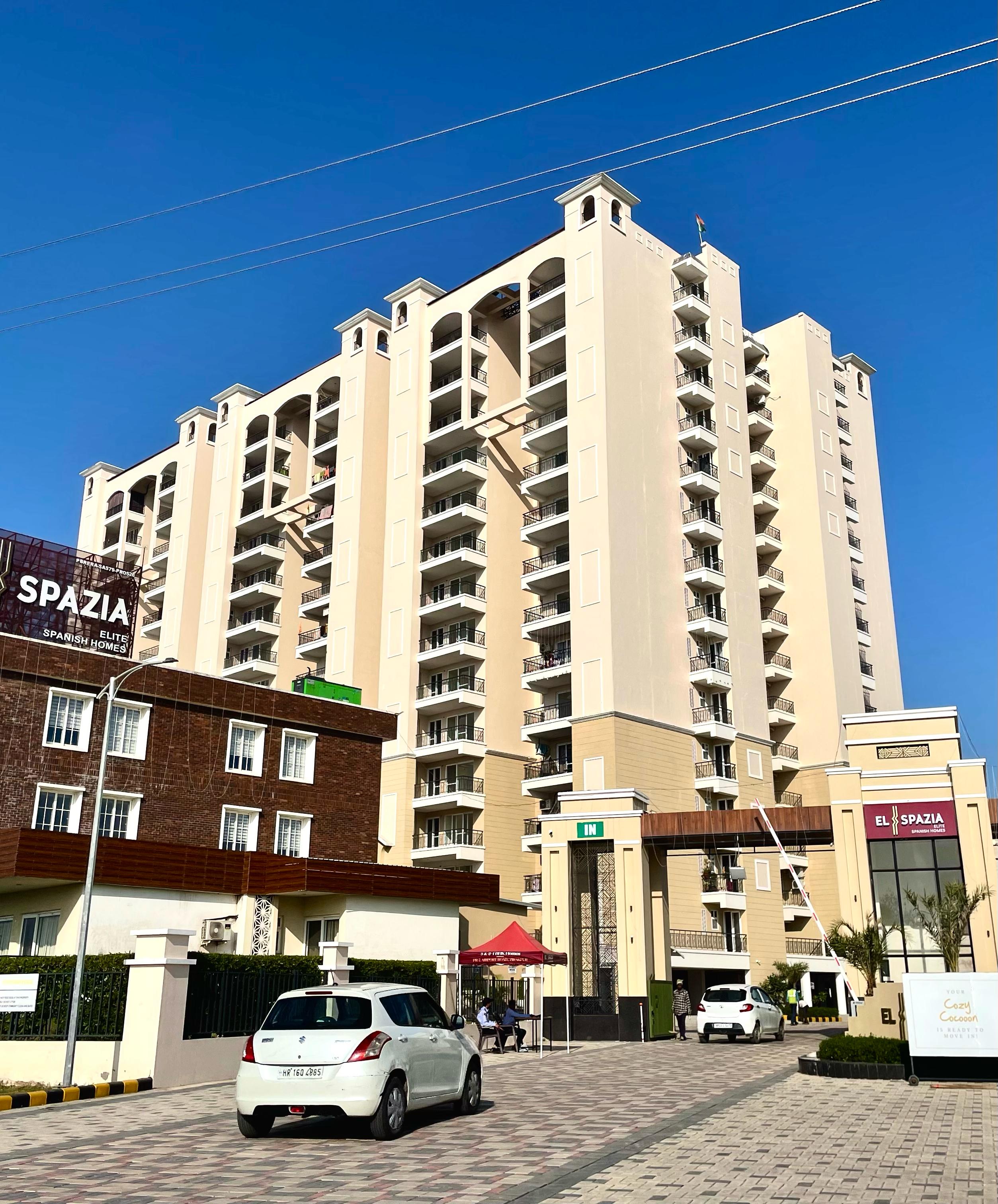 El Spazia entrance plaza